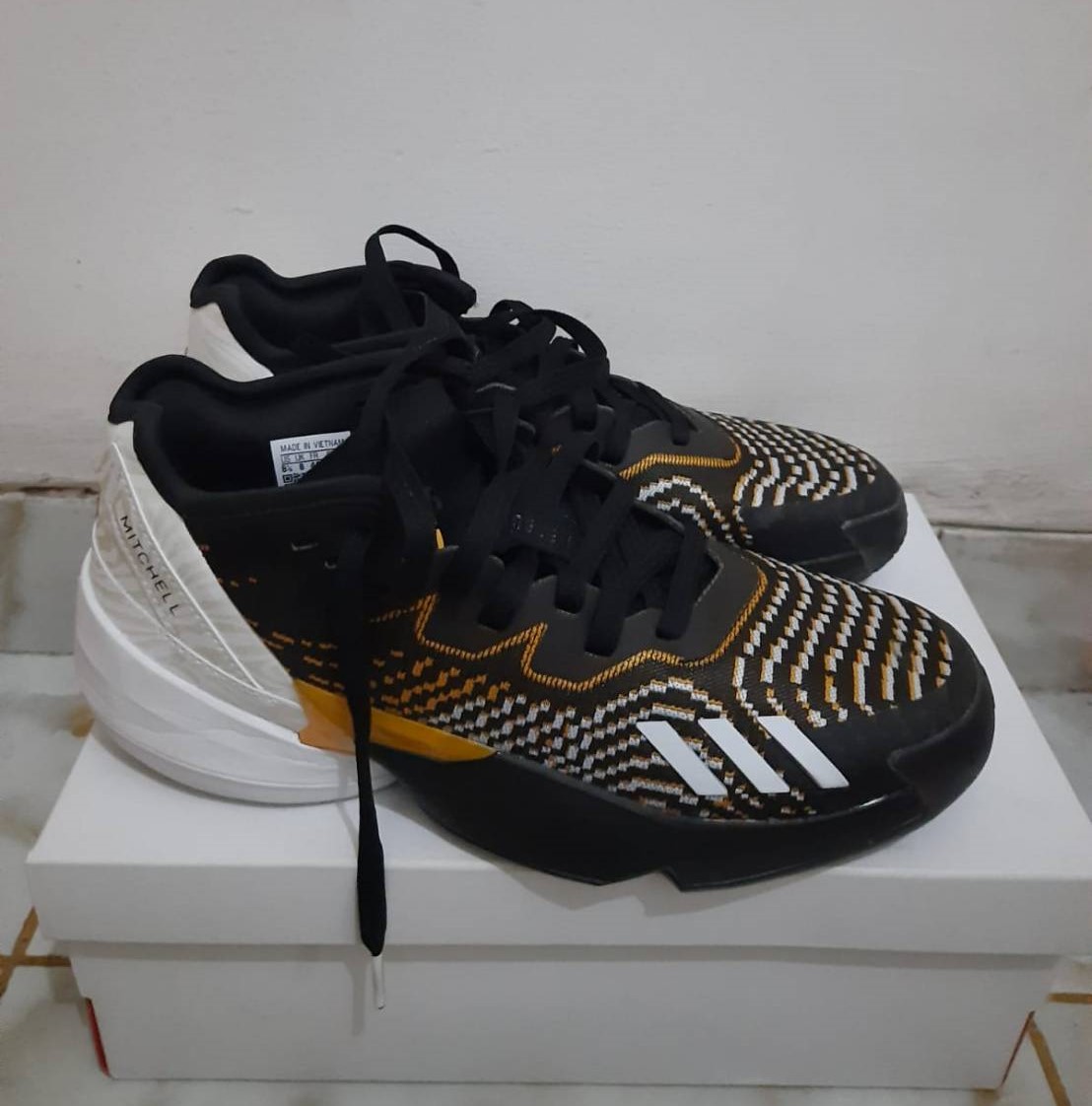 Gambar Produk Adidas D.O.N Issue 4